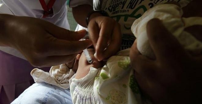 Enfermera vacunando a un bebé./ EUROPAPRESS