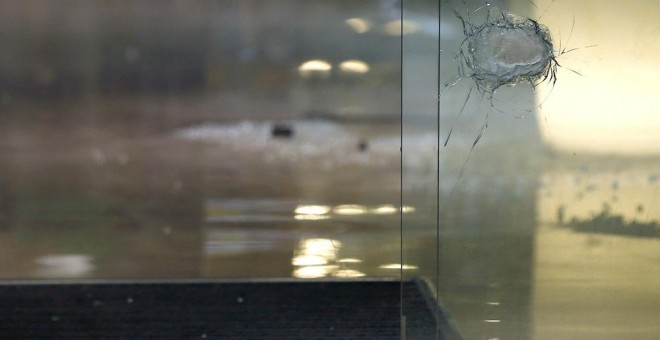 Uno de los impactos de bala en el Hotel Silken situado en la Rambla de Barcelona. EFE