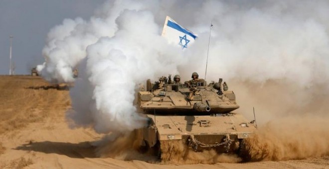Soldados israelíes sobre vehículos blindados.- REUTERS