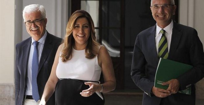 La presidenta de la Junta de Andalucía, Susana Díaz, junto al portavoz del gobierno andaluz, Miguel Ángel Vazquez y el vicepresidente Manuel Jimenez Barrios.- José Manuel Vidal (EFE)