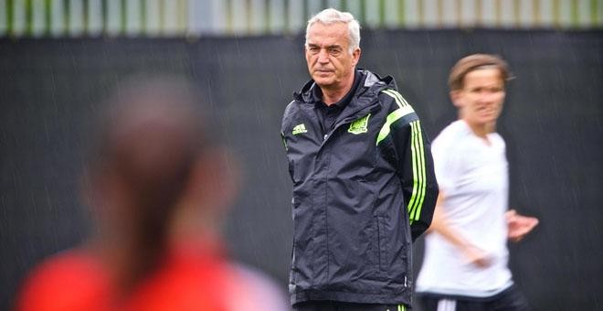 Ignacio Quereda, en un entrenamiento con la selección femenina./ EFE