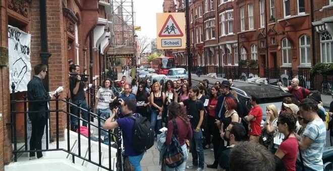 Personas y miembros de la plataforma Marea Granate manifestándose frente al consulado de Londres/ MareaGranate