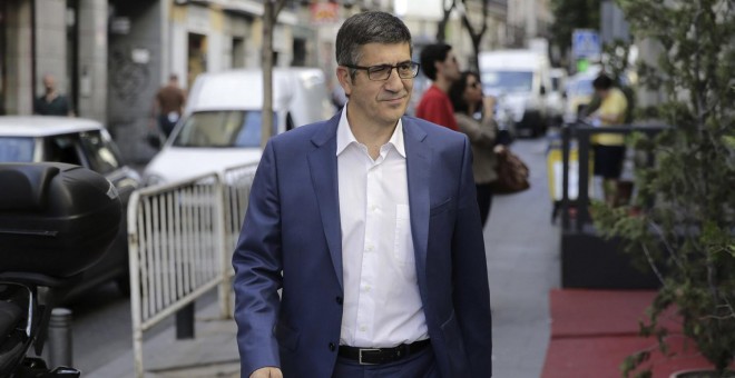 El secretario de Acción Política, Ciudadanía y Libertades del PSOE, Patxi López, llega a la reunión con Pedro Sánchez. EFE