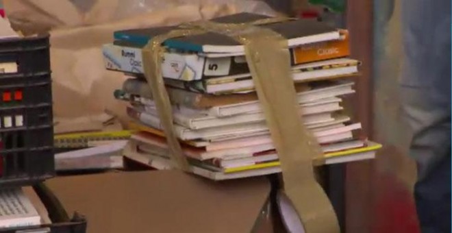 Libros empaquetados en el puesto de Els Encants./ TV3