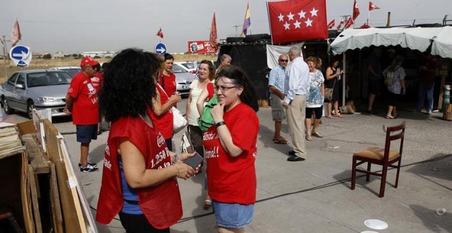 Trabajadores afectados por el ERE de Coca-Cola en el campamento instalado en Fuenlabrada, de donde temen ser desalojados cuando asistan hoy al curso de formación al que les obliga la empresa.- EFE