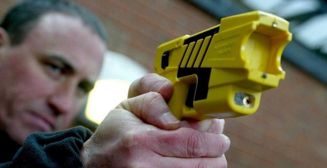 Imagen de archivo de un policía con una pistola Taser./ EFE