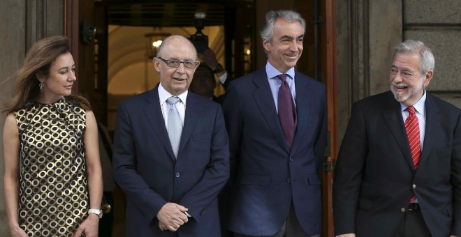 El ministro de Hacienda, Cristóbal Montoro, a la puerta del Congreso de los Diputados, con sus tres secretarios de Estado (de Presupuestos, Marta Fernández Currás; de Hacienda, Miguel Ferré; y de Administraciones Públicas, Antonio Beteta), durante el acto