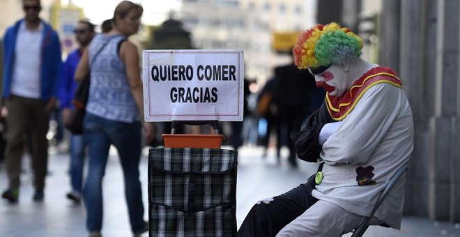 Un hombre pide ayuda en la Gran Vía de Madrid. AFP