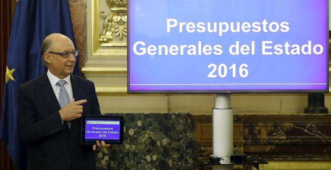 El ministro de Hacienda,Cristóbal Montoro, en el acto de entrega de los Presupuestos de 2016 en el Congreso de los Diputados. REUTERS/Andrea Comas