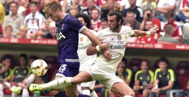 El centrocampista galés del Real Madrid, Gareth Bale lucha por el balón con Eric Dier del Tottenham Hotspur. - EFE