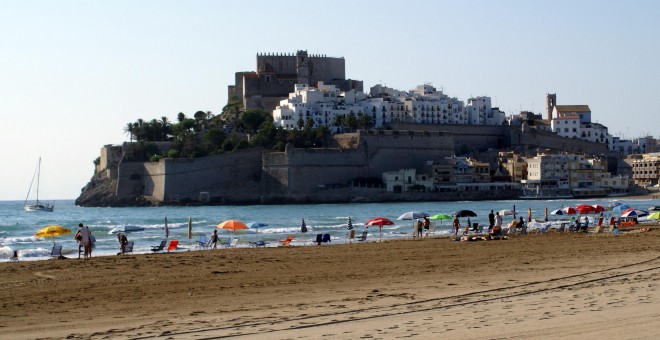 Playa de Peñíscola, con el casco histórico y el Castillo del Papa Luna al fondo. WIKIPEDIA