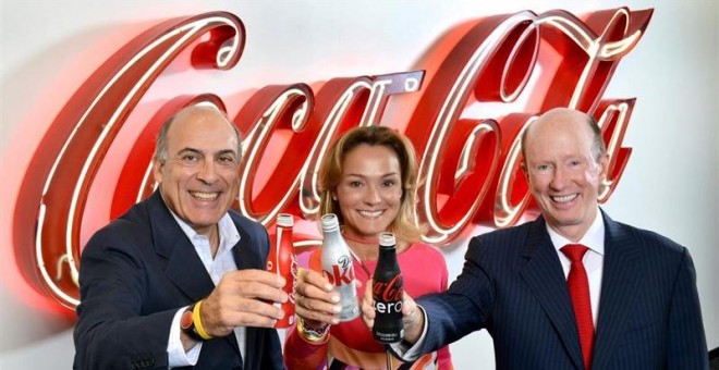 La española Sol Daurella, en el centro, junto a sus socios en la nueva empresa embotelladora de Coca-Cola en Europa. E.P.