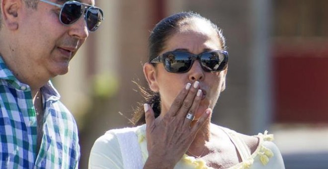 La cantante Isabel Pantoja saliendo de la cárcel en su segundo permiso penitenciario de la cárcel Alcalá de Guadaíra (Sevilla), acompañada de su hermano, donde cumple una condena de dos años por blanqueo de capitales. EFE/Raúl Caro