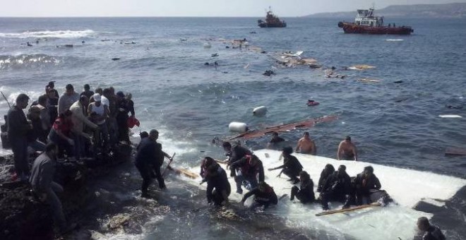 Inmigrantes indocumentados llegan a la playa de Zefyros en Rodas ,Grecia. EFE