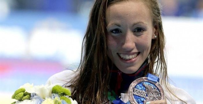 La nadadora española Jessica Vall tras recibir la medalla conseguida en la final de los 200m braza femeninos en los Mundiales de natación que se celebran en Kazán (Rusia). EFE/Alberto Estévez