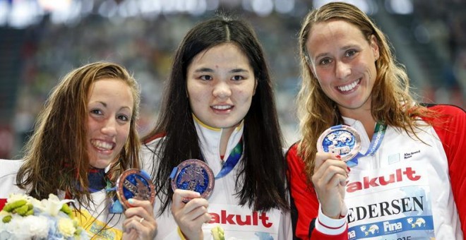 La nadadora española Jessica Vall, la china Jinglin Shi y la danesa Rikke Moller Pedersenen, posan con sus medallas de bronce tras la final de los 200m braza femeninos de los Campeonatos del Mundo de natación que se disputan en Kazán (Rusia) hoy, 7 de ago