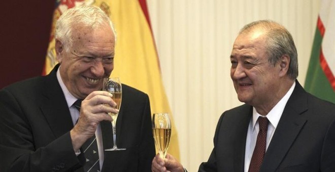 Margallo brinda con su homólogo en Uzbekistán. EFE
