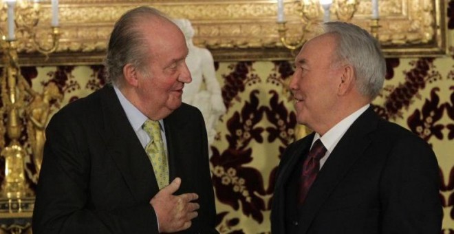 Juan Carlos I conversa con el Presidente de Kazajstán, Nursultán Nazarbayev. CASA REAL