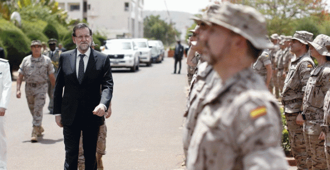 Rajoy agradece su presencia a los militares de Mali. EFE