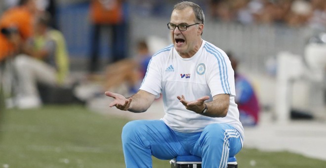 Bielsa gesticula durante un encuentro al frente del Marsella, EFE/EPA/GUILLAUME HORCAJUELO