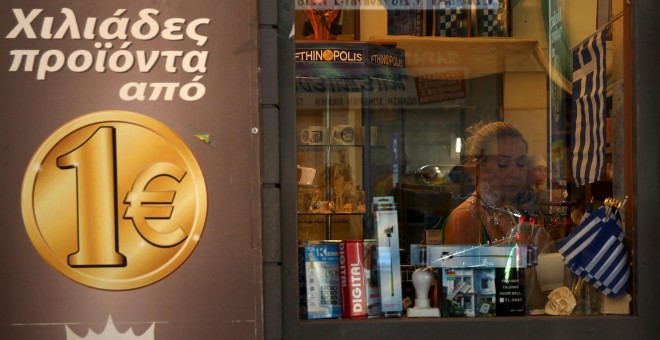 Una tienda de todo a un euro en el centro de Atenas. REUTERS/ Yiannis Kourtoglou