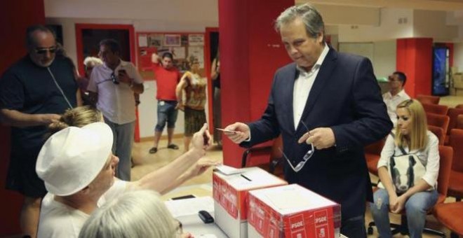 Antonio Miguel Carmona votando en la asociación socialista de Chamberí en el Congreso del partido. EFE