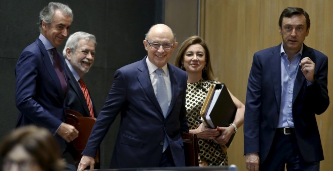 El ministro de Hacienda, Cristóbal Montoro, con los secretarios de Estado de su departamento, y el portavoz parlamentario del PP, Rafael Hernando, en la presentación de los Presupuestos de 2016. REUTERS