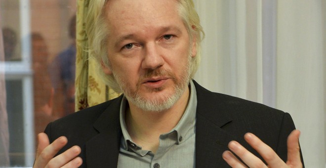 El fundador de WikiLeaks Julian Assange durante una rueda de prensa en la embajda de Ecuador en Londres, donde se encuentra refugiado. REUTERS/John Stillwell