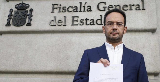 El portavoz socialista en el Congreso, Antonio Hernando, en la Fiscalía General del Estado donde ha presentado una denuncia contra el ministro del Interior, Jorge Fernández-Díaz, por su reunión con Rodrigo Rato. EFE/J.J. Guillén