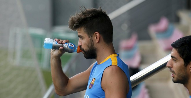 El jugardor de Barcelona, Gerard Piqué, durante su entrenamiento, este jueves.- REUTERS/ALBERT GEA