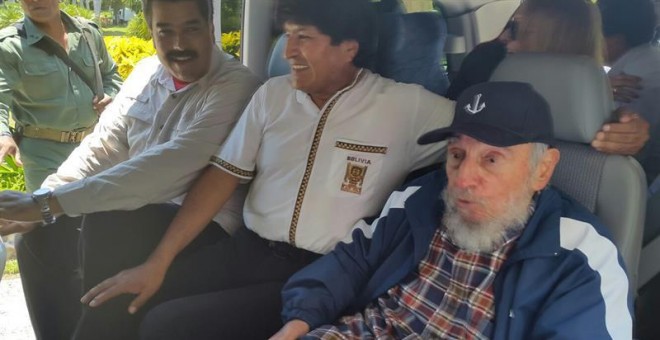Fotografía cedida por la Agencia Boliviana de Noticias (ABI) de los presidentes de Venezuela, Nicolás Maduro (i), y de Bolivia, Evo Morales (c), junto al líder cubano Fidel Castro (d).- EFE
