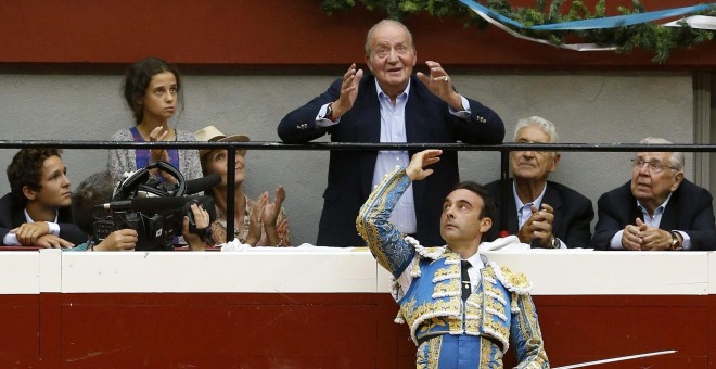 El diestro Enrique Ponce brinda el primer toro al rey Juan Carlos. EFE/Juan Herrero