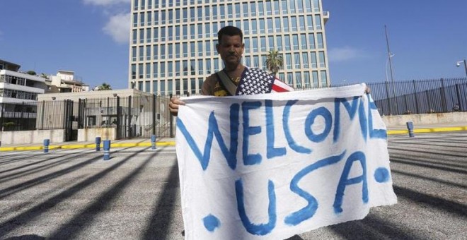 Un hombre da la bienvenida a los norteamericanos frente a la embajada de Estados Unidos en La Habana. REUTERS