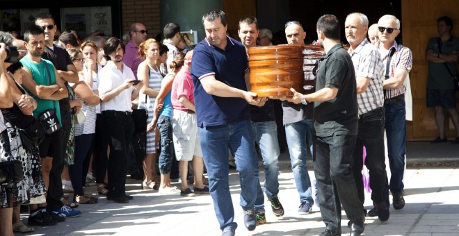 El féretro con los restos mortales de Laura del Hoyo, una de las dos jóvenes que fueron encontradas ayer muertas en Cuenca tras seis días desaparecidas, a su salida del funeral celebrado en la iglesia de San Fernando de la ciudad. EFE/Héctor Martín