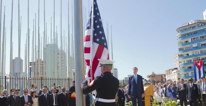 Marines estadounidenses retirados izan la bandera de EEUU en La Habana.- Pablo Martinez Monsivais/ REUTERS