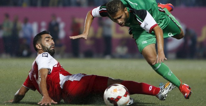 Un jugador del Ahly de Hebrón trata de arrebatar el balón a un rival del conjunto de Shuyaiya. - REUTERS