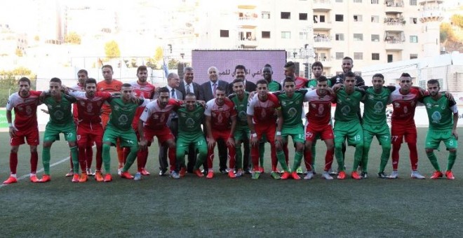 Los dos equipos posan antes del encuentro. - AFP