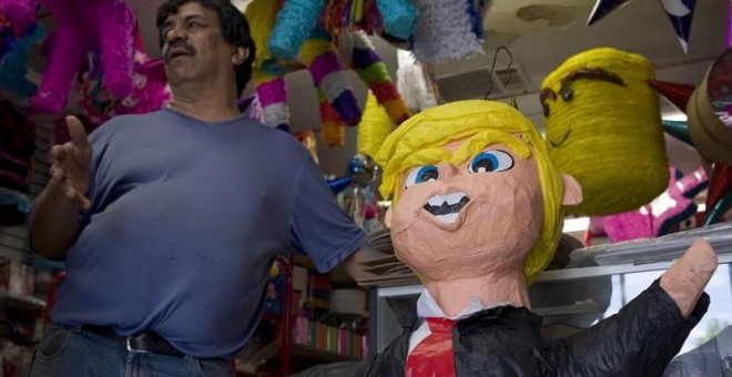 Desde que el precandidato republicano Donald Trump realizase sus polémicas declaraciones en contra de los mexicanos, la piñata con la imagen del magnate es una de las más solicitadas para fiestas, para 'agarrarla a palazos'. EFE/