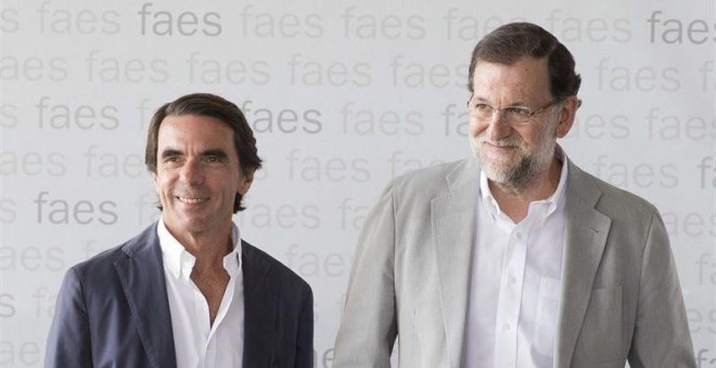 José María Aznar, presidente de honor del PP y presidente de FAES, junto con Mariano Rajoy, presidente del Gobierno./ EUROPA PRESS