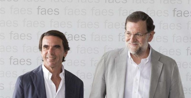 José María Aznar, presidente de honor del PP y presidente de FAES, junto con Mariano Rajoy, presidente del Gobierno./ EUROPA PRESS