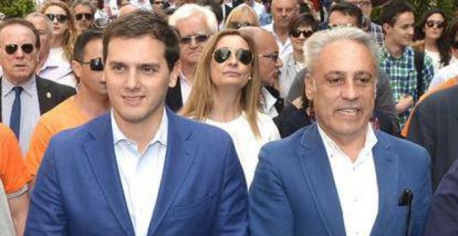 El portavoz de Ciudadanos en Valladolid, Jesús Presencio (2i), acompañado de Albert Rivera y otros miembros del partido en Castilla y León, en la campaña del pasado 24-M. Archivo EFE