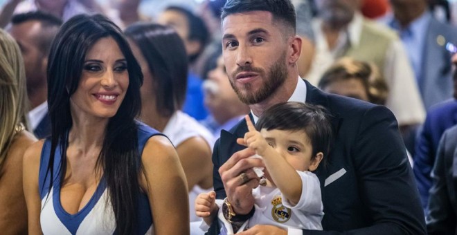 Sergio Ramos, capitán del Real Madrid, acompañado de Pilar Rubio y el hijo de ambos, durante el acto de renovación de su contrato hasta 2020 celebrado en el estadio Santiago Bernabéu. EFE/Emilio Naranjo