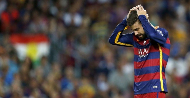 El defensa del FC Barcelona Gerard Piqué se lamenta de una ocasión perdida durante el partido frente al Athletic Club de vuelta de la final de la Supercopa de España que se juega hoy en el Camp Nou de Barcelona. EFE/Alejandro García