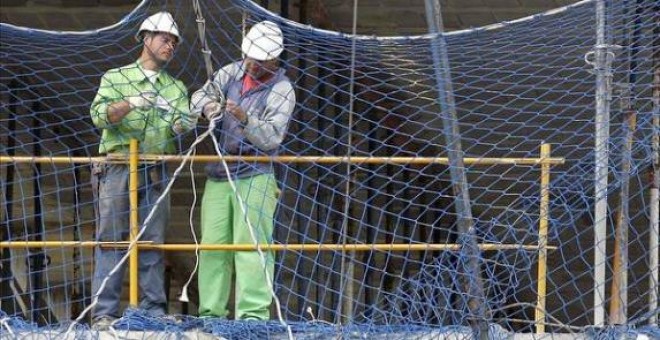 En la imagen, varios trabajadores de la construcción. EFE/Archivo