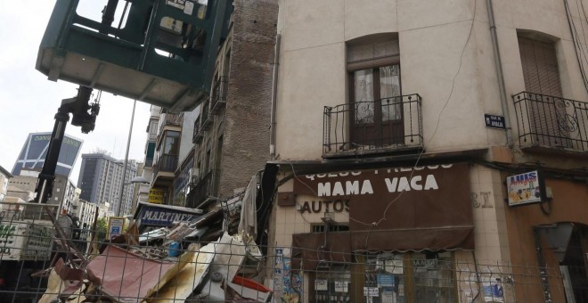 Una grúa junto al edificio semiderruido situado en la confluencia de las calles Bravo Murillo y Amalia, en el distrito de Tetuán de Madrid. EFE/Fernando Alvarado