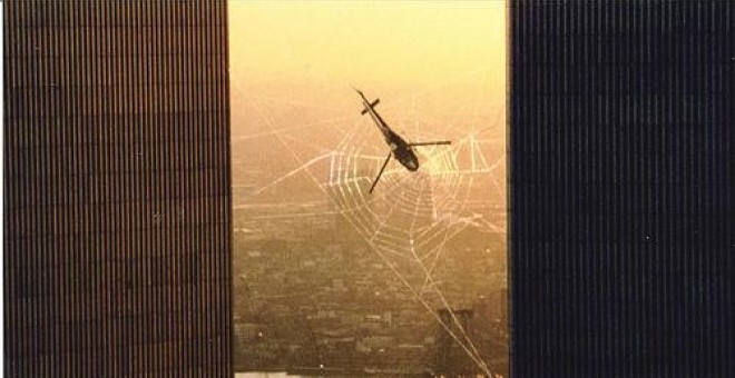 Escena eliminada de la película de 'Spiderman' en la que aparece un helicóptero entre las dos Torres Gemelas. YOUTUBE