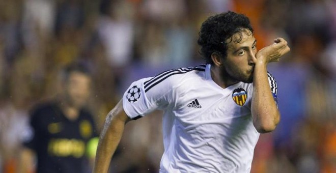 El centropcampista del Valencia CF Dani Parejo celebra su gol, segundo de su equipo ante el AS Monaco, durante el partido de ida de la eliminatoria previa de Liga de Campeones que se juega esta noche en el campo de Mestalla, en Valencia. EFE