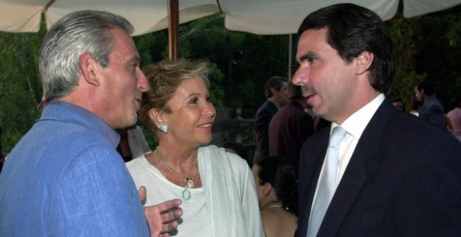 El expresidente del Gobierno José María Aznar conversa con los actores Pepe Sancho y Lina Morgan en el año 2001. EFE