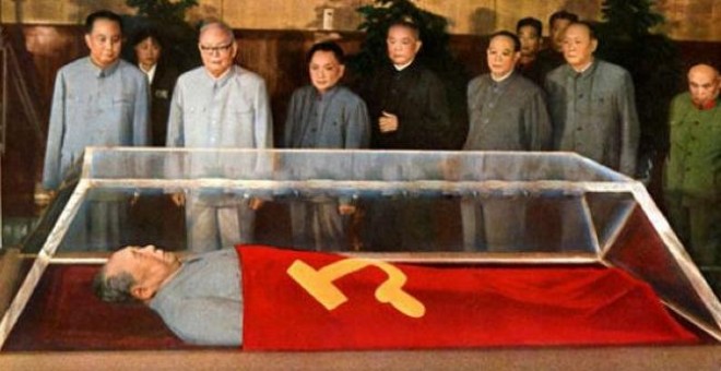 Wang Dongxing junto a Mao.