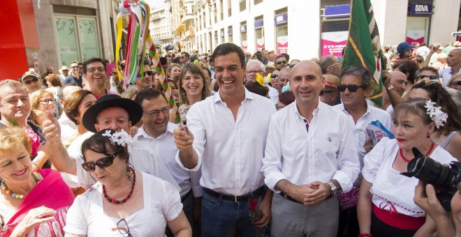 El secretario general del PSOE, Pedro Sánchez, junto al secretario de Política Institucional del PSOE de Andalucía.- EFE